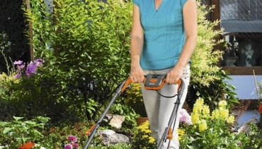 Kosiarka akumulatorowa z koszem i funkcją mulczowania