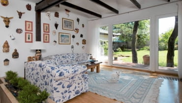 UWAGA ! DO JEDNORAZOWEJ PUBLIKACJI DOM I WNETRZA PANI ANNY GORNOSTAJ - AKTORKI TEATRALNEJ , FILMOWEJ NZ SALON STYLIZACJA AGNIESZKA OSAK-REJMER FOT. MAREK SZYMANSKI PUBLIKACJA CZTERY KATY NR 1 (219) - 1 2010 SLOWA KLUCZOWE: ARCHITEKTURA WNETRZE SALON ZDJĘCIE DO WKŁADKI: PUBLIKACJA CZTERY KATY NR 1 (219) - CZASOPISMA