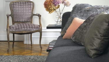 Zabytkowy fotel może być pokryty tkaniną zgodną ze stylem epoki, z której pochodzi, albo też materiałem o nowoczesnych wzorach.