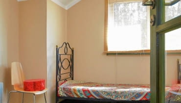 <B>Trzymiesięczna dziewczynka otrzymała w prezencie atrakcyjnie zaaranżowany pokój. Choć na razie nie docenia tego daru, w przyszłości będzie ją cieszyć miejsce tak zachęcające do zabawy.</B> <BR />PRZED ZMIANĄ: Odnowiony pokoik na poddaszu był używany sporadycznie jako sypialnia dla gości. Dlatego gospodarzom nie zależało na jego całkowitym urządzeniu. <B>Trzymiesięczna dziewczynka otrzymała w prezencie atrakcyjnie zaaranżowany pokój. Choć na razie nie docenia tego daru, w przyszłości będzie ją cieszyć miejsce tak zachęcające do zabawy.</B> <BR />PRZED ZMIANĄ: Odnowiony pokoik na poddaszu był używany sporadycznie jako sypialnia dla gości. Dlatego gospodarzom nie zależało na jego całkowitym urządzeniu.