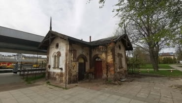 XIX-wieczny szalet przy dworcu PKP w Częstochowie w kwietniu 2026 roku.