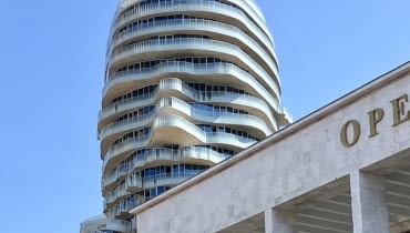 Tirana’s Rock / Głowa Skandenberga w Tiranie. Proj. MVRDV