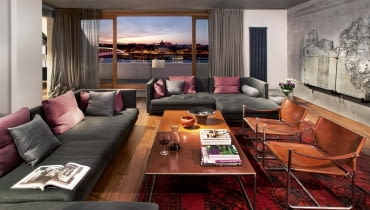 Naturalne kolory i materiały mają tu za tło surową zgrzebność betonu, która podkreśla ich ciepło. Na starym perskim dywanie stolik ze stali kortenowej z pięknie fazowaną krawędzią, wykonany według pomysłu Katarzyny Kuchejdy przez krakowskiego ślusarza; sofy Cocoon (Eilersen). Naturalne kolory i materiały mają tu za tło surową zgrzebność betonu, która podkreśla ich ciepło. Na starym perskim dywanie stolik ze stali kortenowej z pięknie fazowaną krawędzią, wykonany według pomysłu Katarzyny Kuchejdy przez krakowskiego ślusarza; sofy Cocoon (Eilersen).