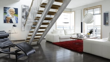 Ażurowy styl schodów umieszczonych na środku strefy dziennej nadaje im lekkości i sprawia wrażenie, że zajmują mniej miejsca schody, schody aranżacje, schody zdjęcia, schody wewnętrzne