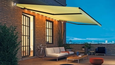 Zwijana markiza zewnętrzna. Ciekawym rozwiązaniem jest oświetlenie kasety markiza, taras