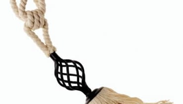 Chwosty, sznury, taśmy - kolorowe, estetyczne drobiazgi, bez których nasze okna wyglądałyby mniej efektownie, a nawet... smutno. <BR />DEKORACJE - ŁADNE OKNA. <BR />Sznur z bawełny i metalu, 34,90 zł, Decorador