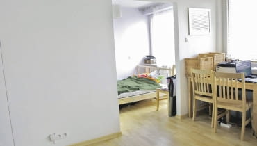 PRZED ZMIANĄ. Z braku mebli do przechowywania ich rolę przejął... stół, na którym gospodarze trzy-mali mnóstwo rzeczy. W efekcie nie mógł pełnić swojej właściwej fun-kcji. W obu częściach pomieszcze-nia były tylko najpotrzebniejsze sprzęty, co wywoływało wrażenie tymczasowości.