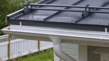 Przy okazji kontroli pokrycia dachu, warto sprawdzić ustawienie i zamocowanie rynien oraz rur spustowych blachodachówka, dach kryty blachodachówką