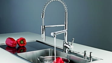 Bateria z dwiema wylewkami - tradycyjną i bezdotykową Bateria z dwiema wylewkami - tradycyjną i bezdotykową