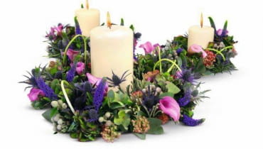 ONE TIME USE ONLY DO JEDNOKROTNEJ PUBLIKACJI DZIEN WSZYSTKICH SWIETYCH DEKORACJA WIENIEC Z ROSLINY KWIATY - HORTENSJA , PRZETACZNIK , BRUNIA , CANTEDESKIA KALLA , MIKOLAJEK , ROZCHODNIK , EUKALIPTUS ; SWIECE STYLIZACJA JOANNA ROSPONDEK FOT. BIURO KWIATOWE HOLANDIA PUBLIKACJA BUKIETY NR 3 (38) - JESIEN 2007 SLOWA KLUCZOWE: ROSLINY KWIATY FLORYSTYKA SWIETA CMENTARZE OSWIETLENIE