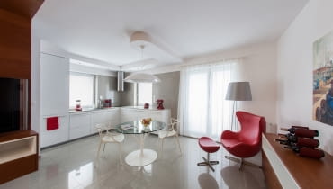 W salonie znajduje się kultowy fotel 'Egg' autorstwa Arne Jacobsena w ulubionym kolorze właścicielki - intensywnej czerwieni. W salonie znajduje się kultowy fotel 'Egg' autorstwa Arne Jacobsena w ulubionym kolorze właścicielki - intensywnej czerwieni.