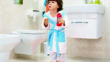 W szafkach, do których dziecko łatwo sięga (np. pod umywalką), trzymaj wyłącznie rzeczy bezpieczne. Szafka pod umywalkę Pure od 609 zł, szafka z lustrem Pure, 459 zł, Cersanit Cersanit