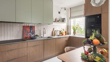 Oddzielna kuchnia ze stołem to serce mieszkania. Choć miała być przede wszyst-kim praktyczna, ujmuje przyjaznym wyglądem. Oddzielna kuchnia ze stołem to serce mieszkania. Choć miała być przede wszyst-kim praktyczna, ujmuje przyjaznym wyglądem.