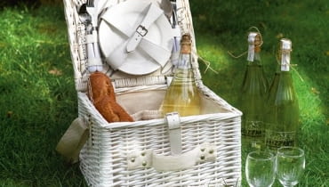 Rattanowy kosz piknikowy z miejscem na talerze, sztućce, kieliszki i zestaw sól i pieprz, 439 zł, Riviera Maison, HOUSE&more, houseandmore.pl Rattanowy kosz piknikowy z miejscem na talerze, sztućce, kieliszki i zestaw sól i pieprz, 439 zł, Riviera Maison, HOUSE&more, houseandmore.pl