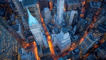 Zobacz co jest najważniejsze, najciekawsze, najbardziej widowiskowe w "mieście, które nigdy nie śpi". Zobacz najwyższe wieżowce, siedziby znanych firm i organizacji, renomowane muzea. Po atrakcjach Nowego Jorku poprowadzi Cię nasz subiektywny przewodnik TOP 10. Nowy Jork z lotu ptaka, wieżowce nowego jorku