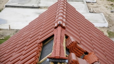 Zabezpieczenie dachu w kalenicy Zabezpieczenie dachu w kalenicy