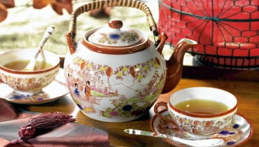 19.06.2007 ARANZACJA - HERBATA PO CHINSKU FILIZANKI DZBANEK STYLIZACJA JOANNA PLACHECKA CZTERY KATY FOT. AGATA JAKUBOWSKA / AGENCJA GAZETA PUBLIKACJA CZTERY KATY NR 10 (192) - 10 2007 SLOWA KLUCZOWE: WNETRZA NACZYNIA