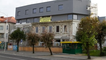 9. Nadbudowa secesyjnej kamienicy w Mławie to przykład wyjątkowo brutalnego niszczenia zabytków. Prezentujemy zdjęcia jeszcze z budowy, lato 2011. Nominację przesłał Robert Bierwiaczonek. Nadbudowa secesyjnej kamienicy w Mławie to przykład wyjątkowo brutalnego niszczenia zabytków. Prezentujemy zdjęcia jeszcze z budowy, lato 2011. Nominację przesłał Robert Bierwiaczonek.