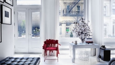 Przez wielkie okna życie ulicy wnika do wnętrza. Drzwi wejściowe są jak przejście z pokoju do pokoju - przeszklone, nieprzesadnie solidne. Lela i Brandon są nowojorczykami z przekonania i z pasji; bez obaw wpuszczają wielkie miasto za próg.