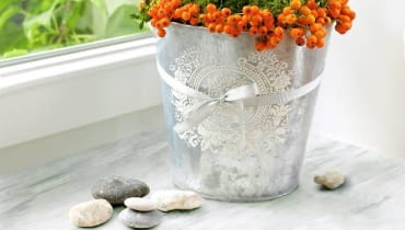 Parapet z lastryko o wzorze przypominającym plaster salcesonu to niezbyt elegancki element budowanych przed laty mieszkań. Wymiana jest kosztowna i kłopotliwa, proponujemy zatem prosty sposób na szybką zmianę jego wyglądu. Farba nałożona specjalną techniką z powodzeniem imituje bejcowane na biało drewno.