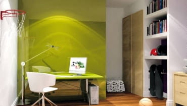 Projektowanie wnętrz. Projekt 1. Na ścianie kosz, w regale deskorolki. I już wiadomo, że w przypadku mieszkańca tego pokoju zainteresowanie sportem nie ogranicza się do oglądania meczów w telewizji...