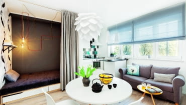 Kilka w jednym: otwarta przestrzeń jest podzielona na aneksy pełniące różne funkcje. Rozkładana kanapa stała przedtem w domu rodzinnym Arletty; po przeprowadzce zyskała nowe obicie, bo poprzednie, w kwiatowy wzór, zupełnie tu nie pasowało. Stolik kawowy jakiś czas temu został kupiony w sklepie westwing.pl i cierpliwie czekał w piwnicy rodziców na swoje miejsce w kawalerce. KILKA W JEDNYM: otwarta przestrzeń jest podzielona na aneksy pełniące różne funkcje. Rozkładana kanapa stała przedtem w domu rodzinnym Arletty; po przeprowadzce zyskała nowe obicie, bo poprzednie, w kwiatowy wzór, zupełnie tu nie pasowało. Stolik kawowy jakiś czas temu został kupiony w sklepie westwing.pl i cierpliwie czekał w piwnicy rodziców na swoje miejsce w kawalerce.