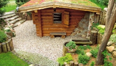 Domek z sauną - dzięki umieszczeniu go w zagłębieniu terenu - zapewnia użytkownikom parni dużą kameralność sauna,domek z bali,fińska sauna,drewniany domek,domek rekreacyjny