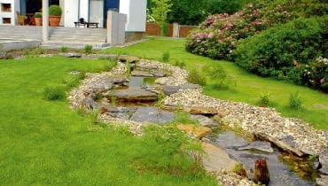 Leniwie płynąca struga pasuje do charakteru tej działki, uroku dodałyby jej posadzone gdzieniegdzie wzdłuż brzegów rośliny ONE TIME USE ONLY DO JEDNORAZOWEGO UZYCIA NIEMCY WUPPERTAL DOM OGROD PRYWATNY AUTORZY OGRODU : ARCHITEKT KRAJOBRAZU MARCIN GASIOROWSKI I JACEK PLAZA NZ STRUMIEN FOT. MARCIN GASIOROWSKI PUBLIKACJA OGRODY NR 4 (120) - 4 2009