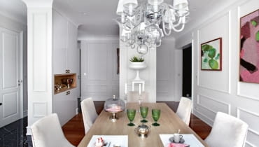 Jadalnia i kuchnia otwierają się na siebie. Stół Paola z blatem z bielonego dębu, krzesła Sophie, żyrandol Egmont, symetrycznie wiszące lampy nad stołem, w głębi na postumencie donica Deauville (BBHome). Jadalnia i kuchnia otwierają się na siebie. Stół Paola z blatem z bielonego dębu, krzesła Sophie, żyrandol Egmont, symetrycznie wiszące lampy nad stołem, w głębi na postumencie donica Deauville (BBHome).