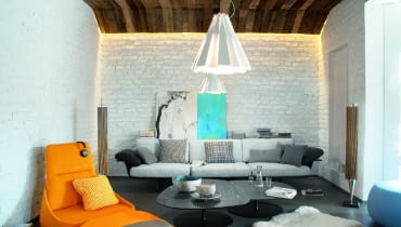W części wypoczynkowej strefy dziennej sofa firmy Arper. Lampy spódniczki marki Delta Light zaprojektował Tim Van Steenbergen. Obraz Mariusza Andryszczyka. W części wypoczynkowej strefy dziennej sofa firmy Arper. Lampy spódniczki marki Delta Light zaprojektował Tim Van Steenbergen. Obraz Mariusza Andryszczyka.