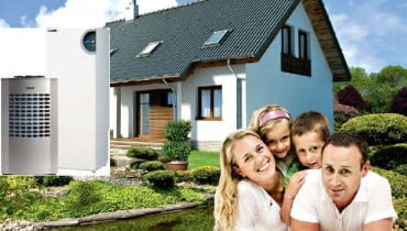 Dom, który wybraliśmy, jest zdecydowanie lepiej ocieplony niż wymagają tego przepisy. Mamy bowiem nadzieję, że takie właśnie domy będą w Polsce coraz częściej budowane. powietrzna pompa ciepła
