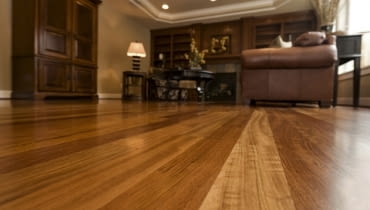 Drewniane deski to materiał szlachetny, dodający wnętrzom elegancji. deski, parkiety