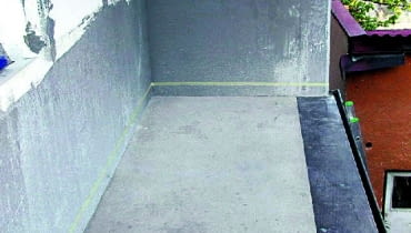 Krok 1. Właściwe podłoże. Po zerwaniu starych płytek, podłoże należy oczyścić i wyrównać, a następnie ułożyć obróbki blacharskie na krawędzi płyty balkonu OLYMPUS DIGITAL CAMERA