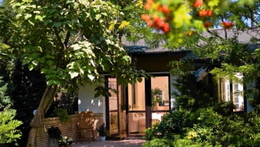 <B>Ewa Wajnert, warszawianka z krwi i kości, kiedyś nawet nie podejrzewała, że może pokochać wieś, a tym bardziej na niej zamieszkać. Do czasu. Przyszedł bowiem taki moment, że zapragnęła ciszy, spokoju i przestrzeni. Wtedy kupiła parterowy dom z widokiem na park krajobrazowy i urządziła go rzeczami z duszą.</B> <BR />Takiego ogrodu i takiego widoku z okien nie można mieć?w?mieście. Latem pani Ewa pije poranną kawę na? tarasie - kamienne płytki zostały?tam położone bez fug, dzięki czemu wyglądają tak naturalnie, jakby były?w?tym miejscu od zawsze. <B>Ewa Wajnert, warszawianka z krwi i kości, kiedyś nawet nie podejrzewała, że może pokochać wieś, a tym bardziej na niej zamieszkać. Do czasu. Przyszedł bowiem taki moment, że zapragnęła ciszy, spokoju i przestrzeni. Wtedy kupiła parterowy dom z widokiem na park krajobrazowy i urządziła go rzeczami z duszą.</B> <BR />Takiego ogrodu i takiego widoku z okien nie można mieć?w?mieście. Latem pani Ewa pije poranną kawę na? tarasie - kamienne płytki zostały?tam położone bez fug, dzięki czemu wyglądają tak naturalnie, jakby były?w?tym miejscu od zawsze.