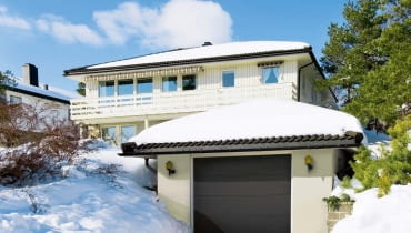 Zimą garaż z automatyką to prawdziwy luksus - nie trzeba odśnieżać samochodu, wystawiać się na chłód, by otworzyć bramę - pod warunkiem, że będzie ona utrzymana w dobrym stanie. Zimą garaż z automatyką to prawdziwy luksus - nie trzeba odśnieżać samochodu, wystawiać się na chłód, by otworzyć bramę - pod warunkiem, że będzie ona utrzymana w dobrym stanie.