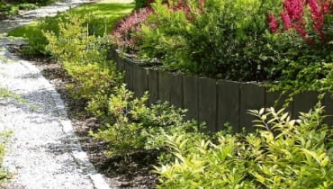 Palisada wokół nasypu. Na krańcach ziemnego wzniesienia konstrukcja z podkładów kolejowych stopniowo się obniża.