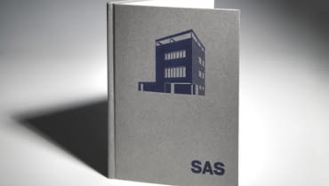 SAS- przewodnik po architekturze Saskiej Kępy. Ilustracje Magdaleny Piwowar opatrzyli swoimi tekstami Grzegorz Piątek i Jarosław Trybuś