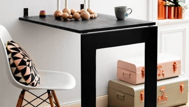 <B>Jeśli trzeba jest stolikiem, a po złożeniu lustrem, które wisząc na ścianie, nie zajmuje cennego miejsca. Świetna propozycja do małych mieszkań.</B> <BR />Aby rozłożyć stolik, wystarczy ręką przekręcić haki i ostrożnie opuścić na podłogę nogę blatu (ramę lustra). <B>Jeśli trzeba jest stolikiem, a po złożeniu lustrem, które wisząc na ścianie, nie zajmuje cennego miejsca. Świetna propozycja do małych mieszkań.</B> <BR />Aby rozłożyć stolik, wystarczy ręką przekręcić haki i ostrożnie opuścić na podłogę nogę blatu (ramę lustra).