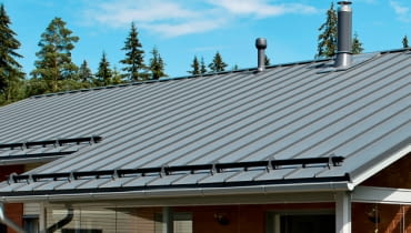 Płotek przeciwśniegowy jako ochrona przed osuwającym się z dachu śniegiem Płotek przeciwśniegowy jako ochrona przed osuwającym się z dachu śniegiem