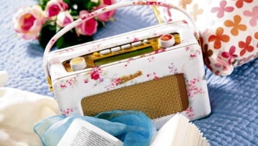 31.07.2008 WARSZAWA SESJA KOLOR WZOR , DEKORACJE NZ SYPIALNIA - WNETRZA , RADIO STYLIZACJA JOANNA PLACHECKA DLA CZASOPISMA CZTERY KATY FOT. ARKADIUSZ SCICHOCKI / AGENCJA GAZETA PUBLIKACJA CZTERY KATY NR 11 (205) - 11 2008