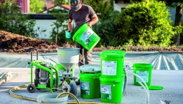 Izolacja fundamentów jest głównym elementem budowy domu jednorodzinnego. Wpływa zarówno na trwałość konstrukcji, jak i na komfort termiczny oraz efektywność energetyczną budynku. Odpowiednio wykonana chroni fundamenty przed wpływem wilgoci i zmianami temperatury, co zapobiega ich niszczeniu i zmniejsza straty ciepła. Ochrona fundamentów