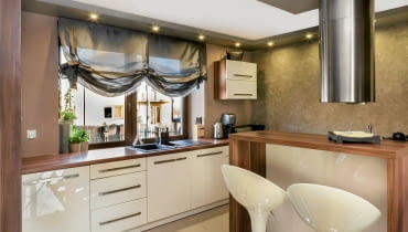 Rolety bywają znacznie bardziej dekoracyjne niż zwykłe zasłony. Dotyczy to zwłaszcza rolet rzymskich i londyńskich - zobaczcie, jak mogą wyglądać we wnętrzu. <BR />OKNA - ROLETA LONDYŃSKA. Gospodarzom zależało, by aranżacja okna stała się istotną dekoracją w prosto urządzonej kuchni. Ale musiała być również praktyczna. Wybrano więc roletę londyńską, która łączy w sobie obie te cechy. Po jej podciągnięciu tworzy się podwójne bufiaste marszczenie - taki efekt powstaje dzięki sznurkom marszczącym tkaninę tylko w trzech miejscach (po bokach oraz w środku).