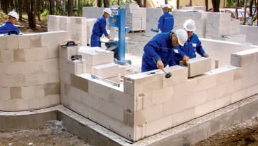Wybierając materiał na ściany domu, porównajmy parametry i ceny gotowych ścian, z ociepleniem i wykonaniem, a nie same bloczki lub pustaki. Wybierając materiał na ściany domu, porównajmy parametry i ceny gotowych ścian, z ociepleniem i wykonaniem, a nie same bloczki lub pustaki.