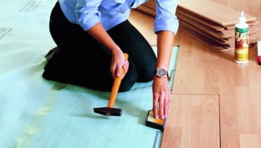 Układanie paneli podłogowych nie jest trudne. Trzeba jednak uważać, by podłoże było dostatecznie wysuszone Układanie paneli podłogowych nie jest trudne. Trzeba jednak uważać, by podłoże było dostatecznie wysuszone