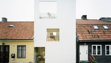 Nowoczesny dom wbudowany w starą szeregówkę powstał w Landskronie w Szwecji. kostka, minimalizm, szwecja, dom jednorodzinny