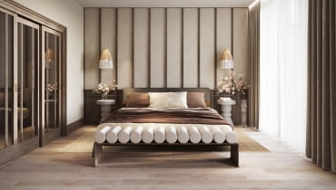 Jasne, stonowane barwy: beże, kremy i ciepłe szarości podkreślają urodę ciemnego drewna, nie obciążając przestrzeni.