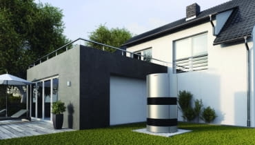 Pompa ciepła wykorzystuje energię słoneczną zmagazynowaną w gruncie, wodzie gruntowej lub w powietrzu zewnętrznym. Miejsca te określane są jako dolne źródło ciepła. Następnie, przy użyciu energii elektrycznej, dostarcza to ciepło do górnego źródła, czyli do instalacji grzewczej Pompa ciepła wykorzystuje energię słoneczną zmagazynowaną w gruncie, wodzie gruntowej lub w powietrzu zewnętrznym. Miejsca te określane są jako dolne źródło ciepła. Następnie, przy użyciu energii elektrycznej, dostarcza to ciepło do górnego źródła, czyli do instalacji grzewczej