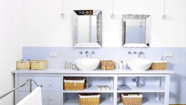 <B>Łazienka bez półek? Trudno to sobie wyobrazić. Pełnią bardzo praktyczną funkcję, a gdy są otwarte - również dekorują wnętrze. Starajmy się zatem eksponować na nich efektowne drobiazgi.</B> <BR />W wiklinowych koszyczkach mieści się mnóstwo drobiazgów, dzięki czemu w łazience łatwiej utrzymać porządek. Do przechowywania większych (i mniej estetycznych) rzeczy służą dwie głębokie szuflady. Otwarte półki pod umywalkami ułatwiają dostęp do syfonów. <B>Łazienka bez półek? Trudno to sobie wyobrazić. Pełnią bardzo praktyczną funkcję, a gdy są otwarte - również dekorują wnętrze. Starajmy się zatem eksponować na nich efektowne drobiazgi.</B> <BR />W wiklinowych koszyczkach mieści się mnóstwo drobiazgów, dzięki czemu w łazience łatwiej utrzymać porządek. Do przechowywania większych (i mniej estetycznych) rzeczy służą dwie głębokie szuflady. Otwarte półki pod umywalkami ułatwiają dostęp do syfonów.