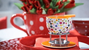 Dziewczęce i radosne. Nie dziwmy się więc, że raz na kilka lat kolorowe groszki wracają do damskiej mody. Teraz znów się pojawiły, ale już nie na ubraniach, tylko na naczyniach, tapetach, obrusach. Znakomicie, niech rozweselą także nasz dom. 11.12.2009 WARSZAWA , SKLEP BO CONCEPT , SESJA WNETRZA ( KOLOR I WZOR - TEMAT GROCHY DLA PISMA " CZTERY KATY " ) ,