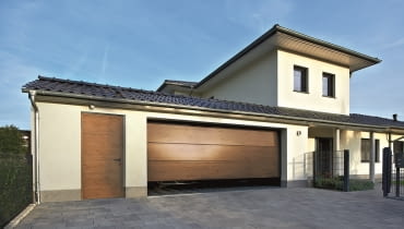 Najpopularniejsze są obecnie bramy segmentowe, które nie wymagają pozostawiania miejsca na podjeździe. Najpopularniejsze są obecnie bramy segmentowe, które nie wymagają pozostawiania miejsca na podjeździe.